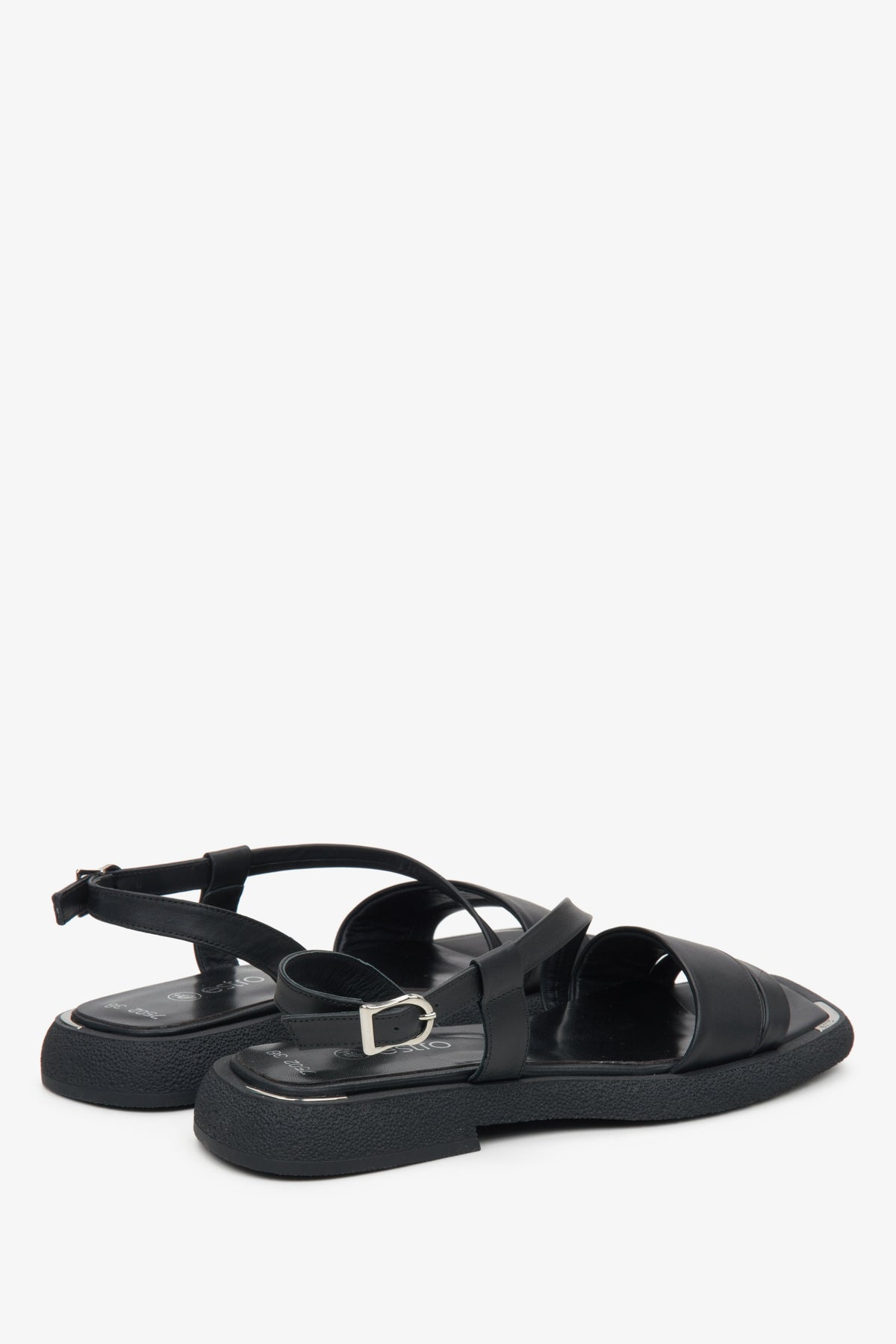 Seitenansicht der schwarzen Estro Sandalen mit ergonomisch geformter Sohle.