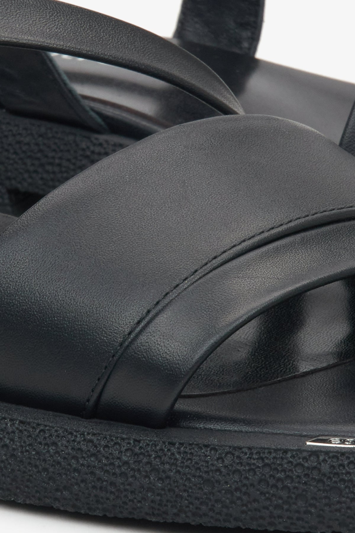 Bequeme schwarze Leder-Sandalen für Damen – ideal für lange Sommerspaziergänge.