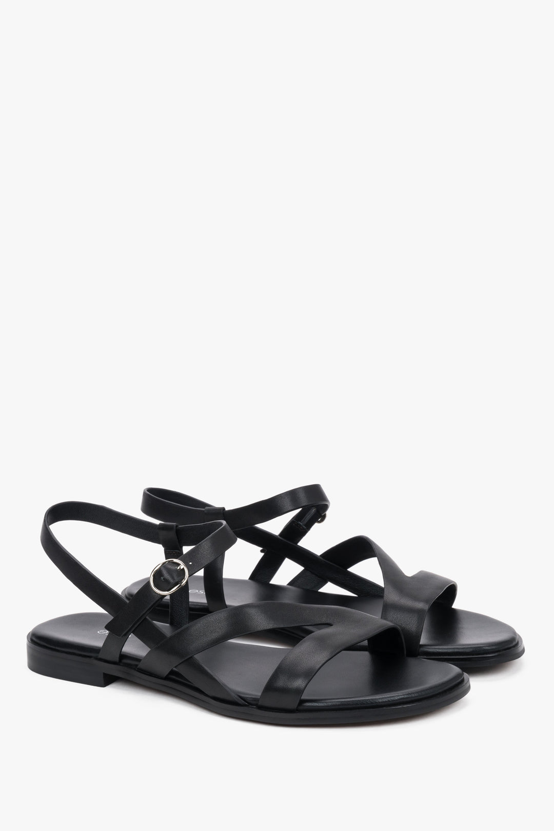 Schwarze Damen-Sandalen aus Leder mit elastischen Riemen in schräger Vorderansicht