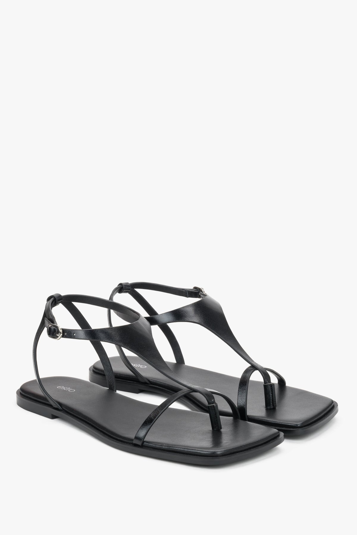 Schwarze Damen-Sandalen aus Leder mit Zehentrenner in schräger Vorderansicht