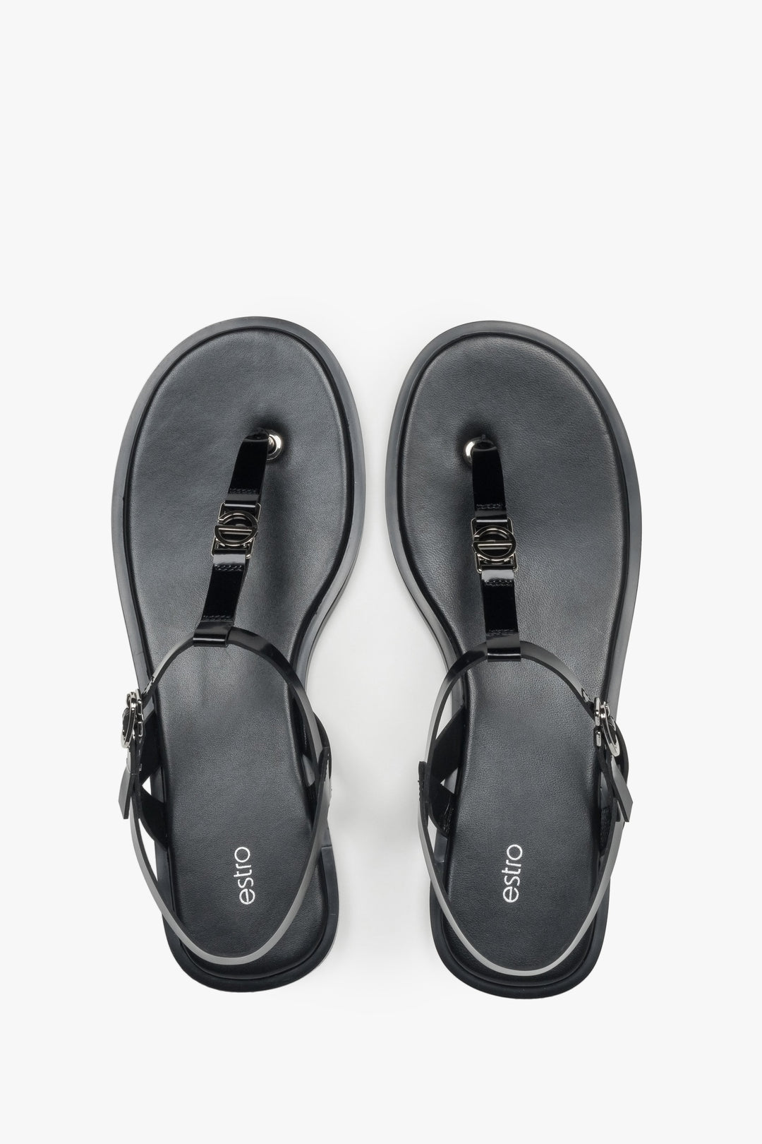 Draufsicht auf die schwarzen Zehentrenner-Sandalen aus Leder mit Chevro-Fußbett