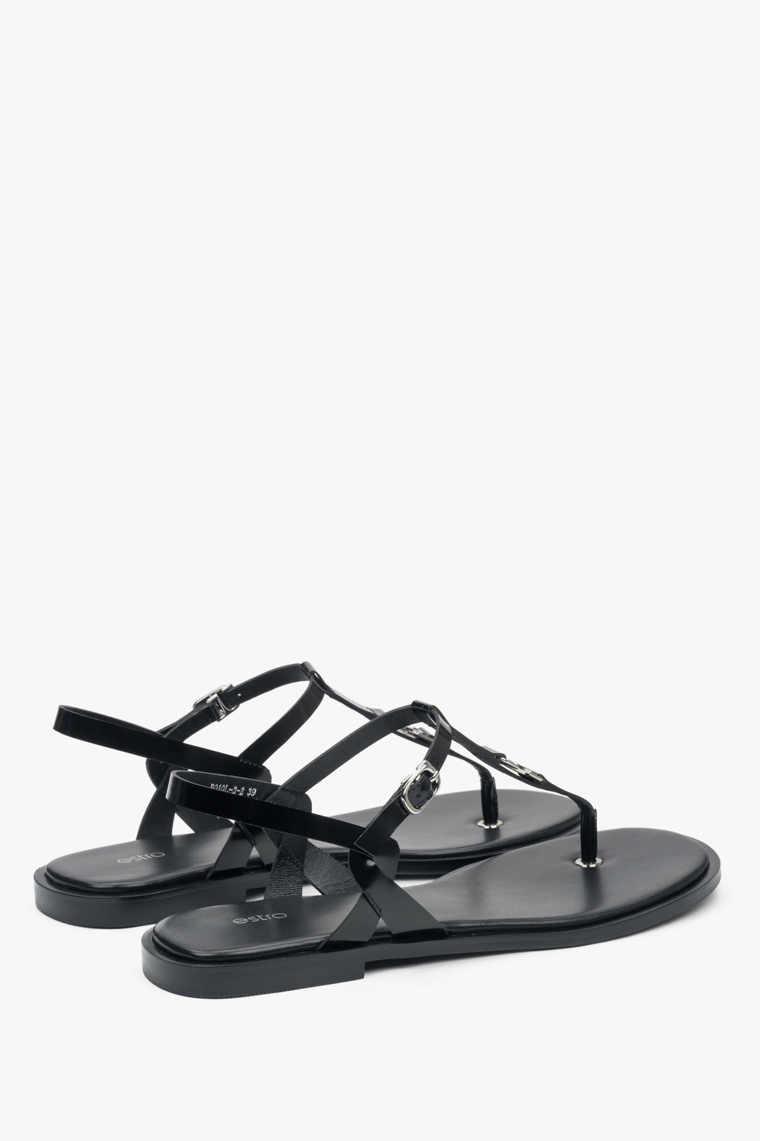 Rückwärtige Schrägansicht der schwarzen Sommer-Sandalen mit Fokus auf die flache Sohle
