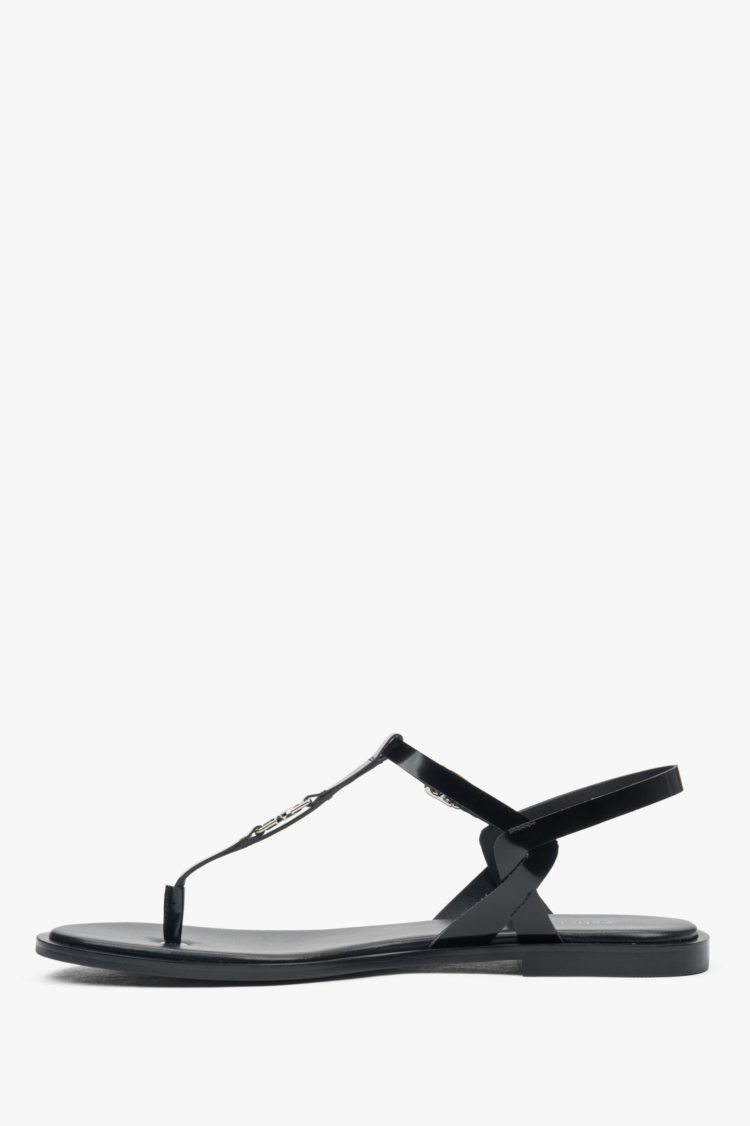 Linke Seitenansicht der minimalistischen schwarzen Zehentrenner-Sandalen auf grauem Hintergrund