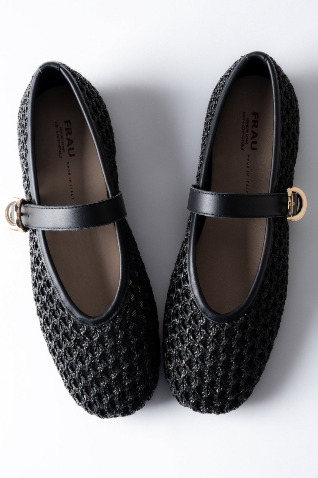 Draufsicht auf die schwarzen geflochtenen Damen-Ballerinas mit edlen Lederdetails