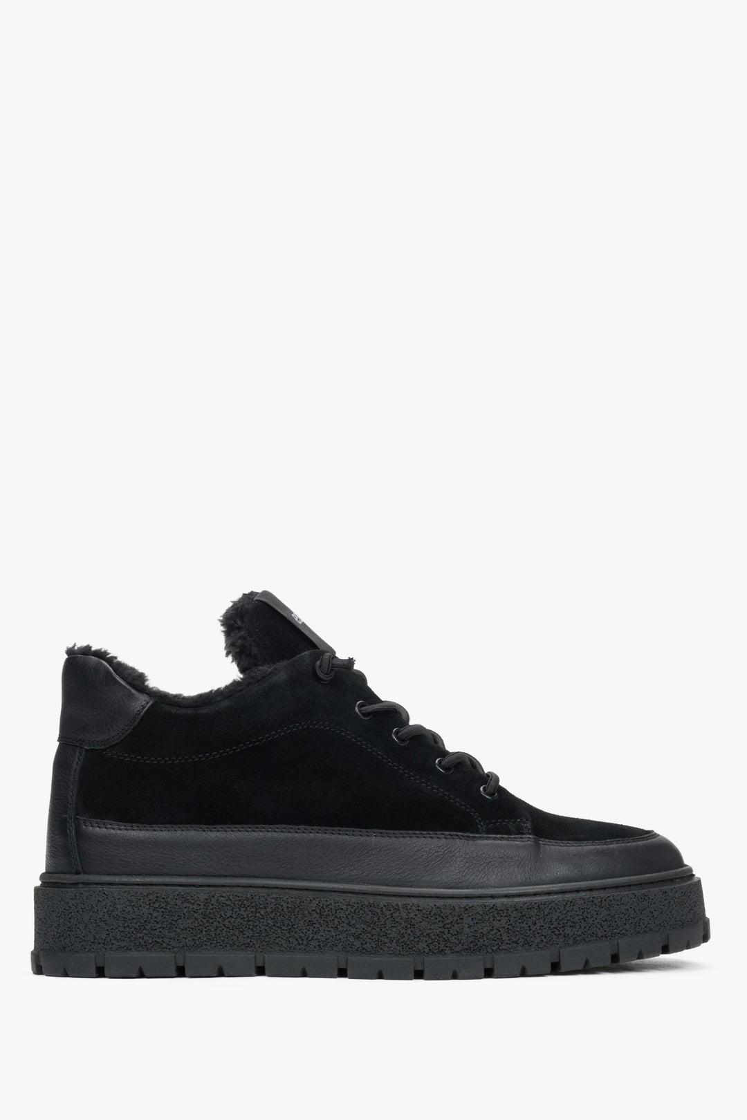 Flache Seitenansicht des schwarzen gefütterten Herren-Sneakers aus Velours und Leder
