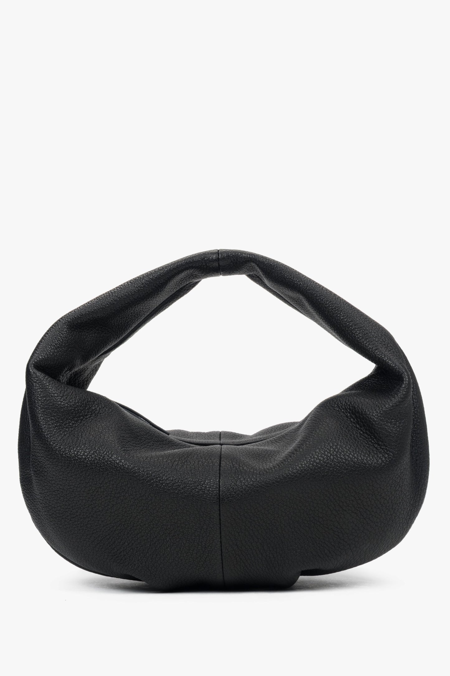Frontansicht der schwarzen Halbmond-Tasche aus weichem, flexiblem Leder
