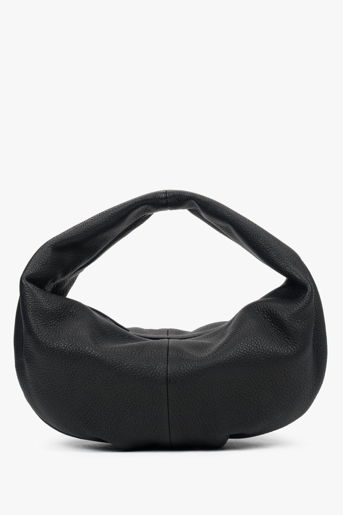 Frontansicht der schwarzen Halbmond-Tasche aus weichem, flexiblem Leder