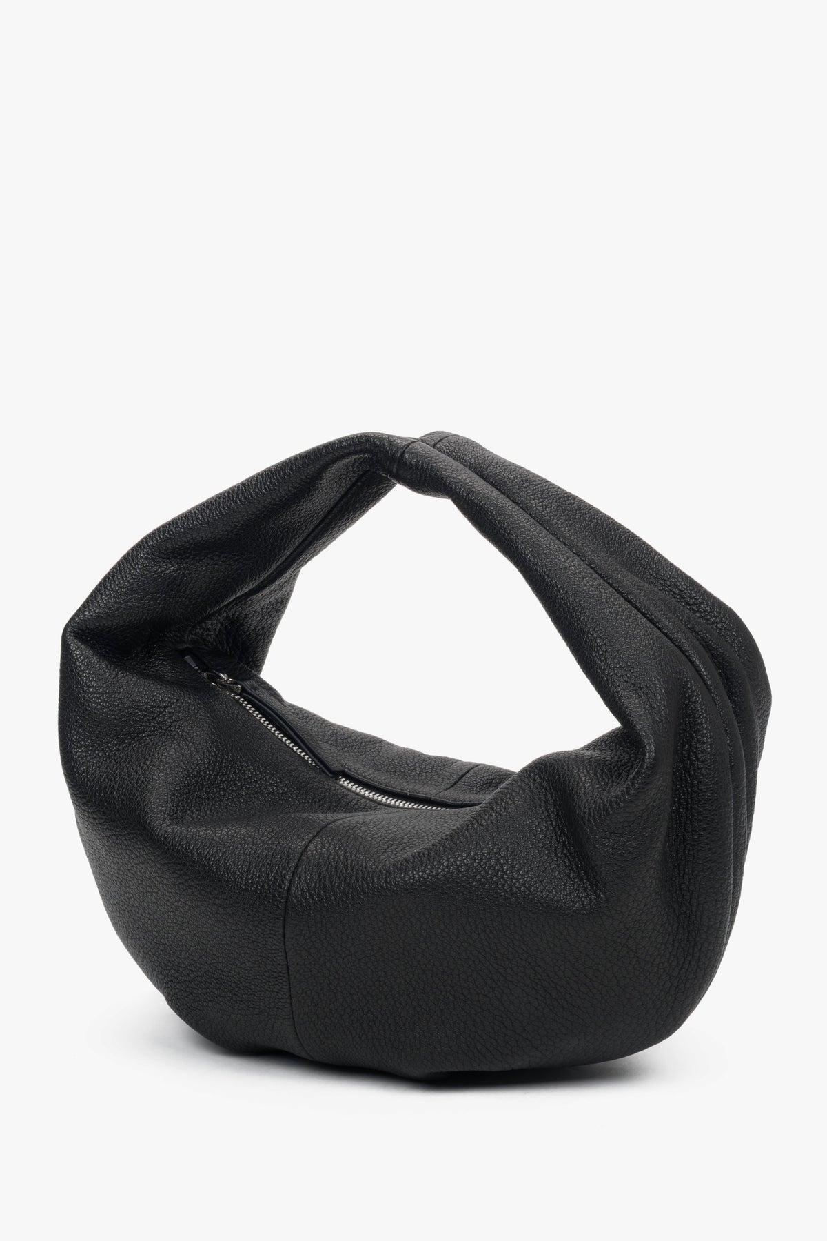Schrägansicht der schwarzen Lederhandtasche von Estro, die das voluminöse, weiche Design zeigt