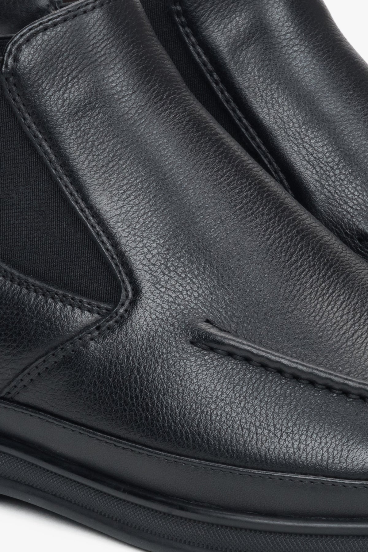 Slip-On Herren-Chelsea-Boots von Estro aus schwarzem Naturleder – Nahaufnahme des Vorderfußbereichs.