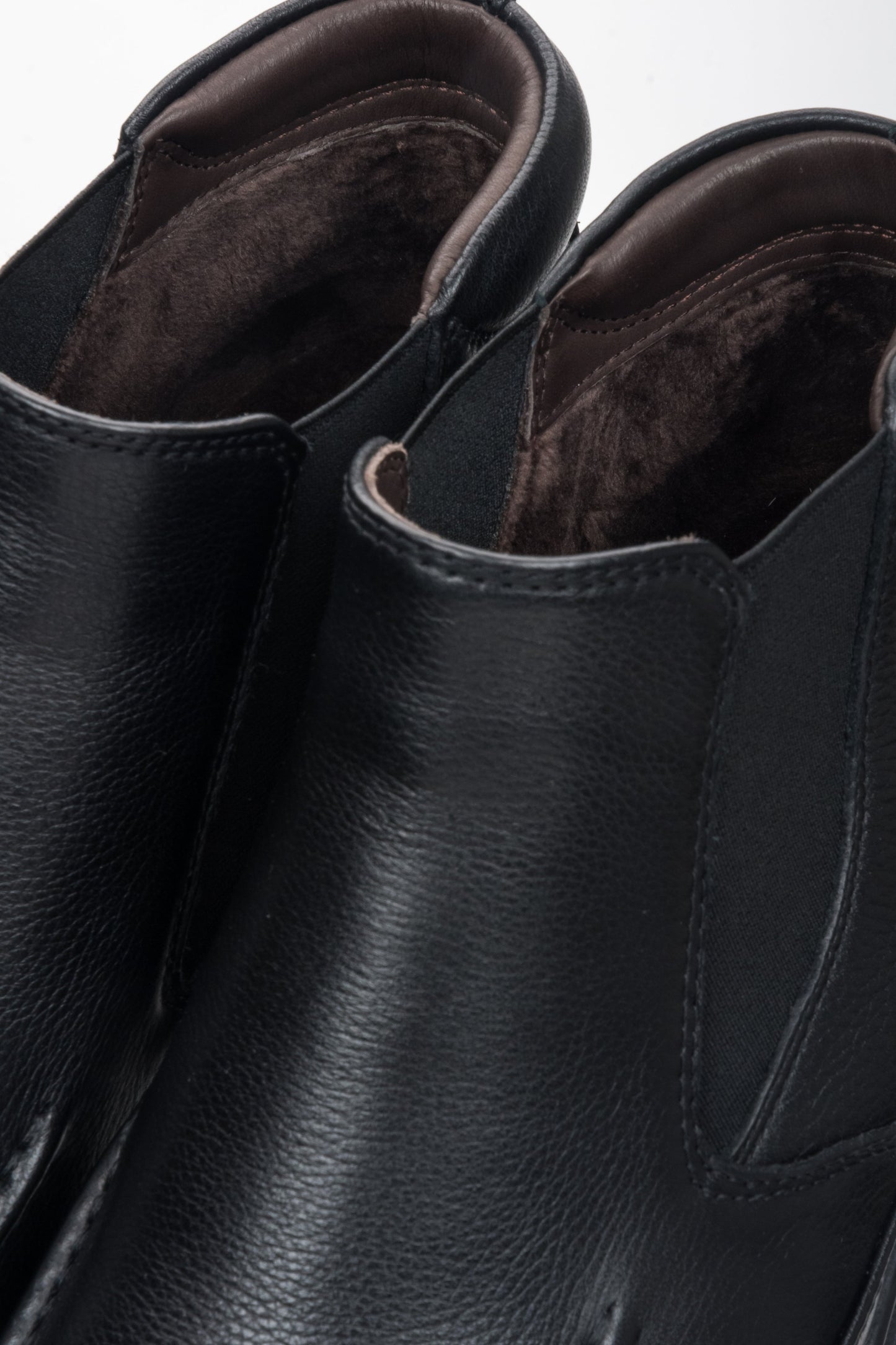 Schwarze Herren-Slip-On-Chelsea-Boots aus Leder von Estro – Details.
