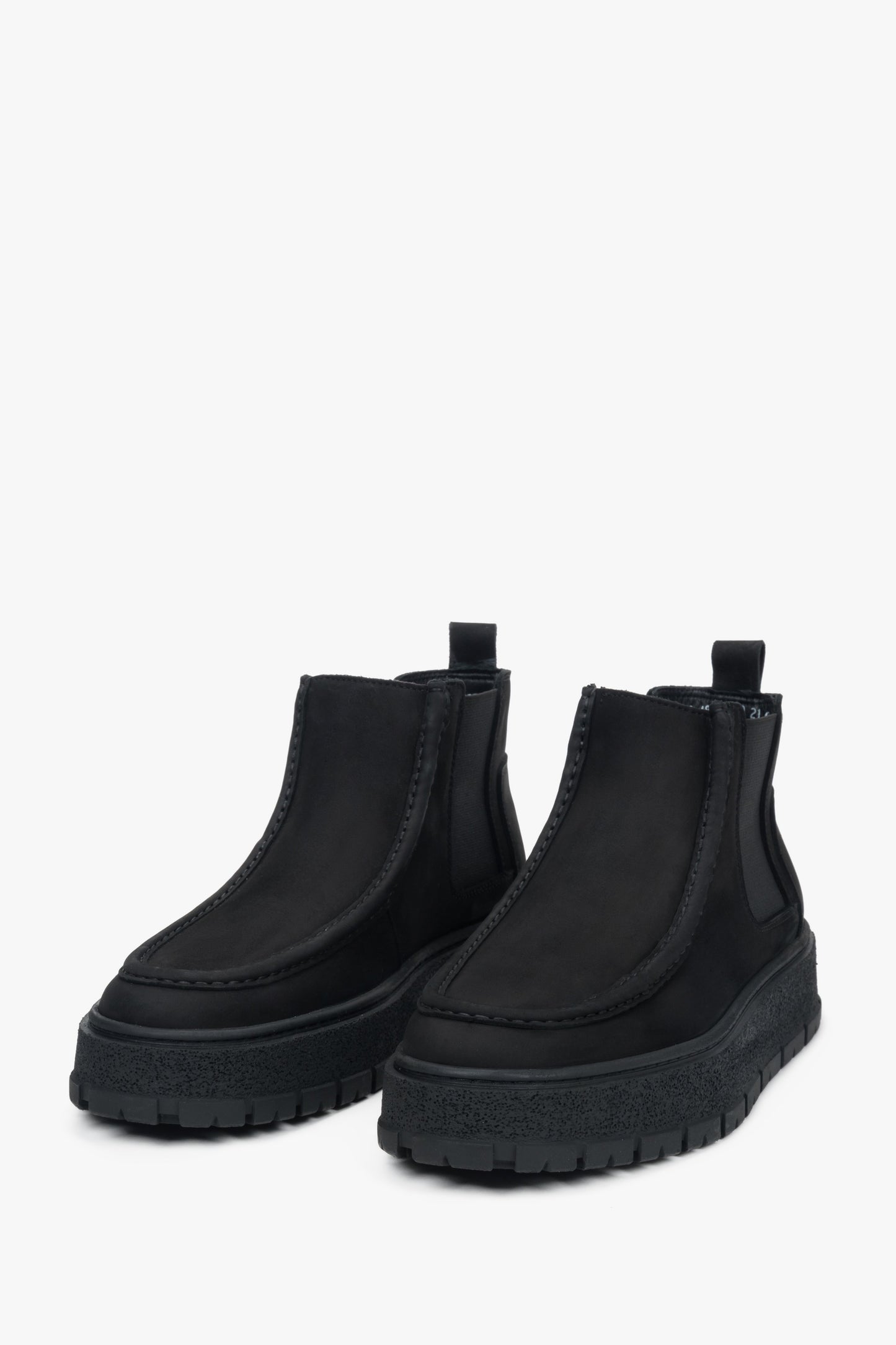 Frontale Schrägansicht der schwarzen Boots aus feinem italienischem Nubukleder