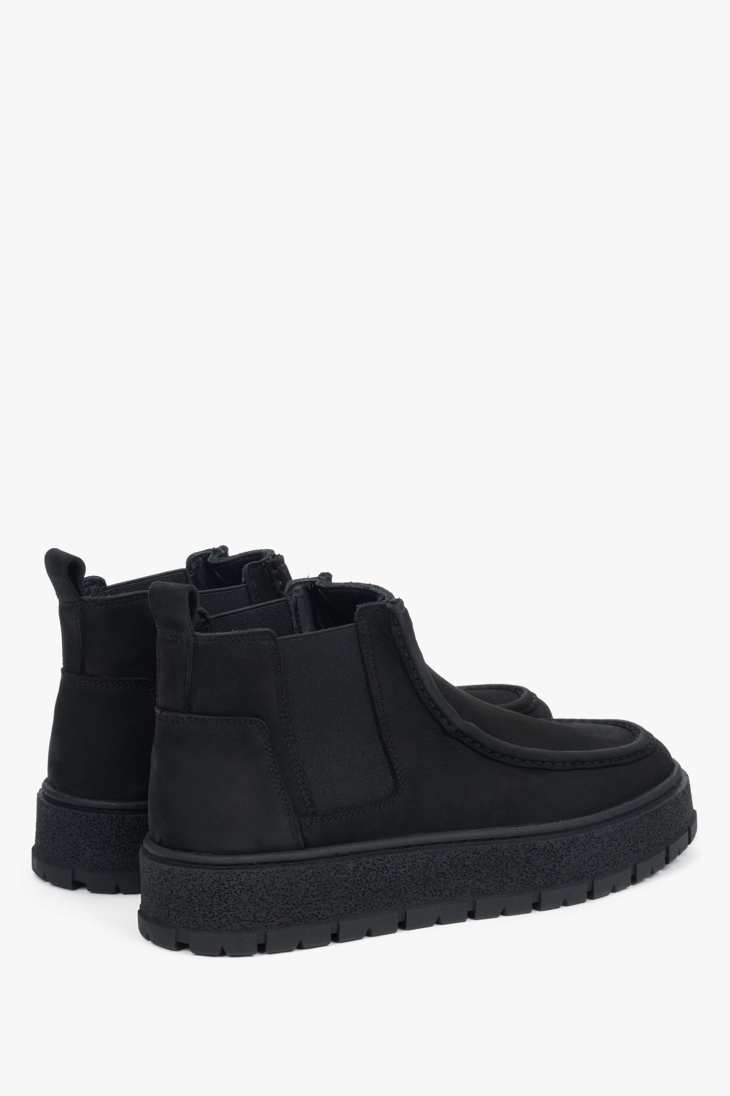 Rückansicht der schwarzen Herren-Chelsea-Boots aus mattem Premium-Nubuk