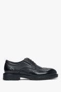 Profilansicht des schwarzen Herren-Halbschuhs im Brogue-Stil.