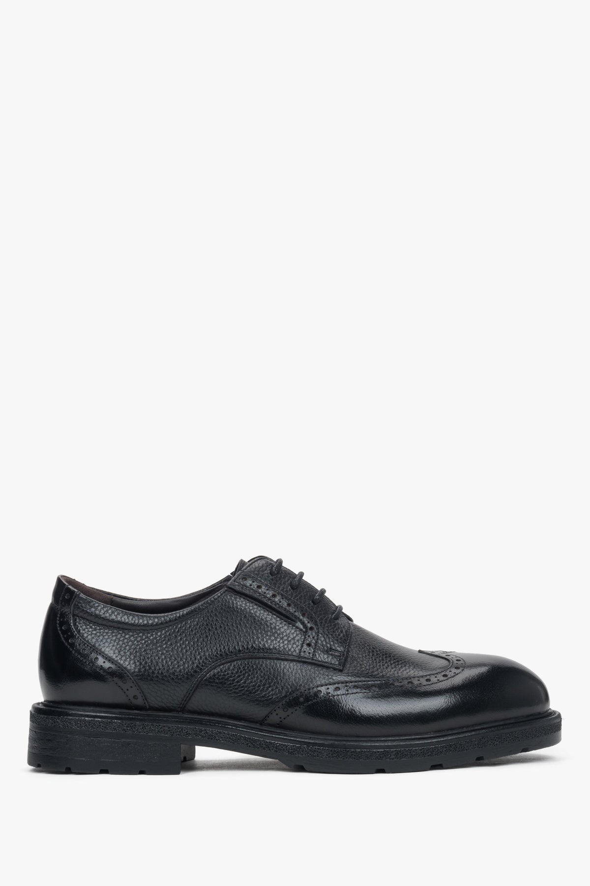 Profilansicht des schwarzen Herren-Halbschuhs im Brogue-Stil.