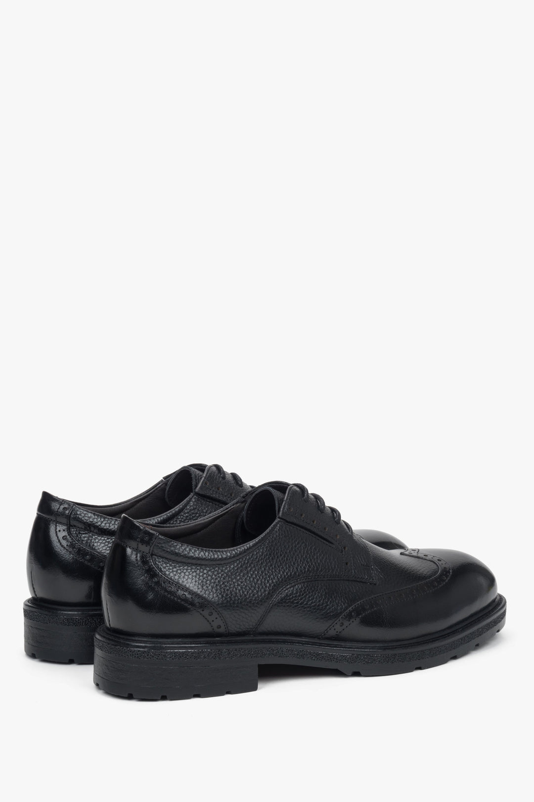 Rückansicht auf das Paar schwarzer Brogues von Estro.