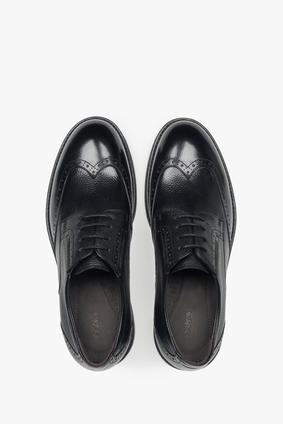 Draufsicht auf das Paar schwarzer Brogues von Estro.
