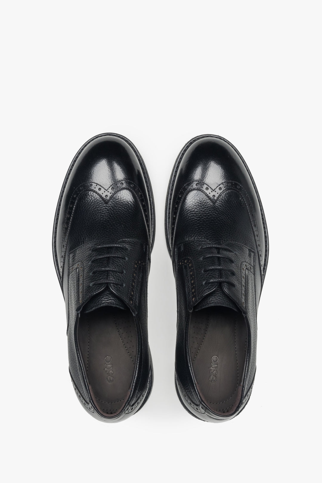 Draufsicht auf das Paar schwarzer Brogues von Estro.