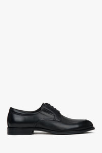 Profilansicht des schwarzen Herren-Halbschuhs im Derby-Stil aus weichem Echtleder.