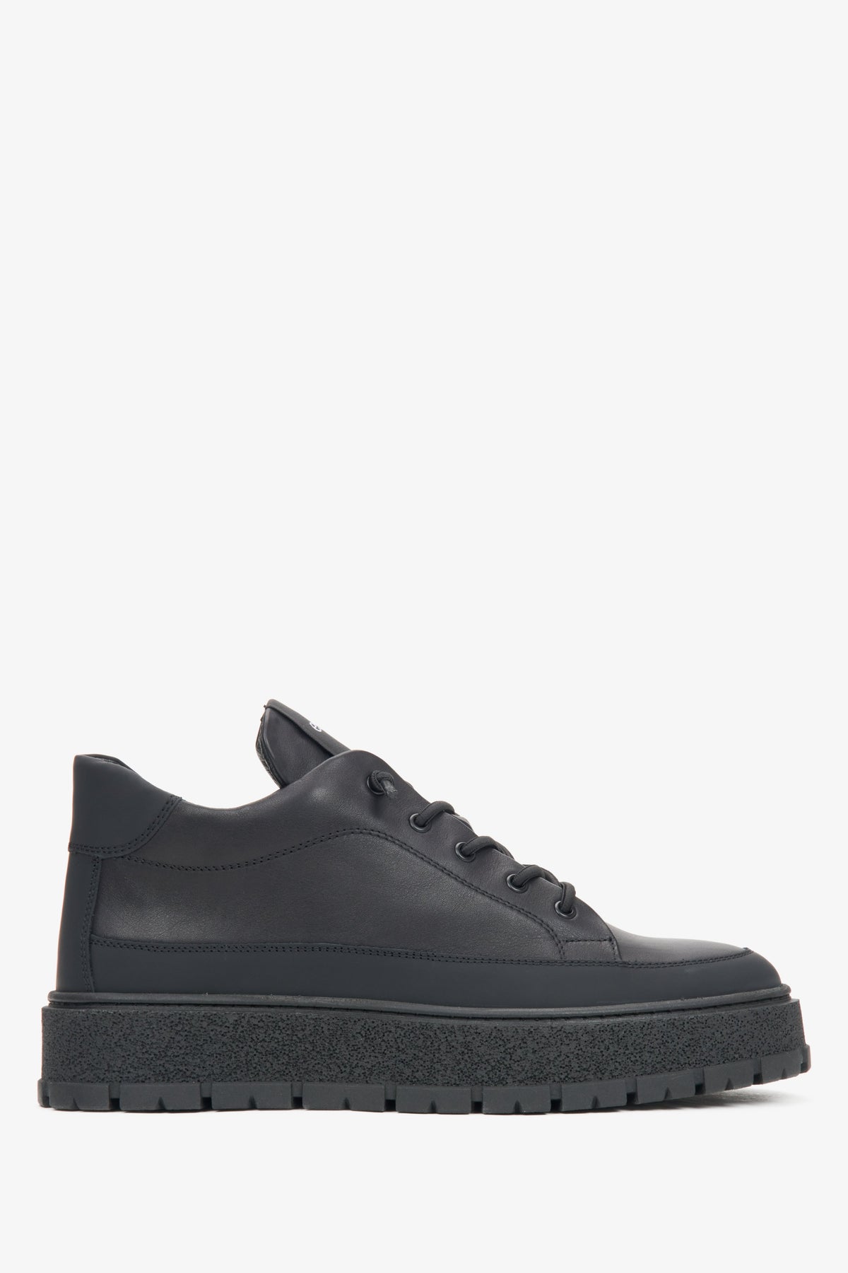 Flaches Seitenprofil der schwarzen Herren-High-Top-Sneaker mit dicker Plateausohle
