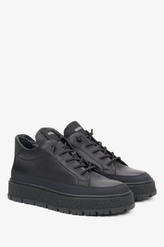 Perspektivische Ansicht der schwarzen High-Top-Sneaker von schräg vorne