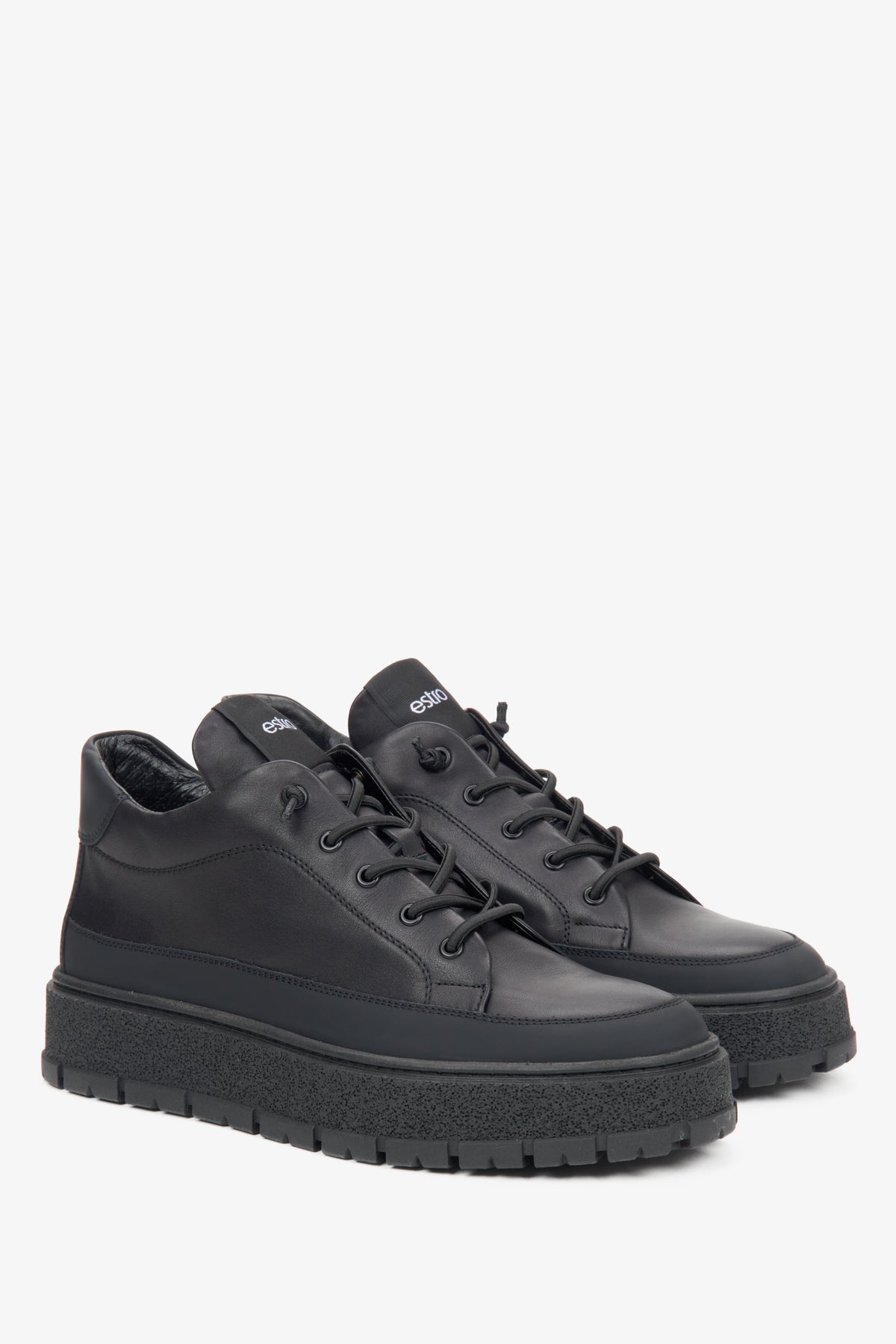 Perspektivische Ansicht der schwarzen High-Top-Sneaker von schräg vorne