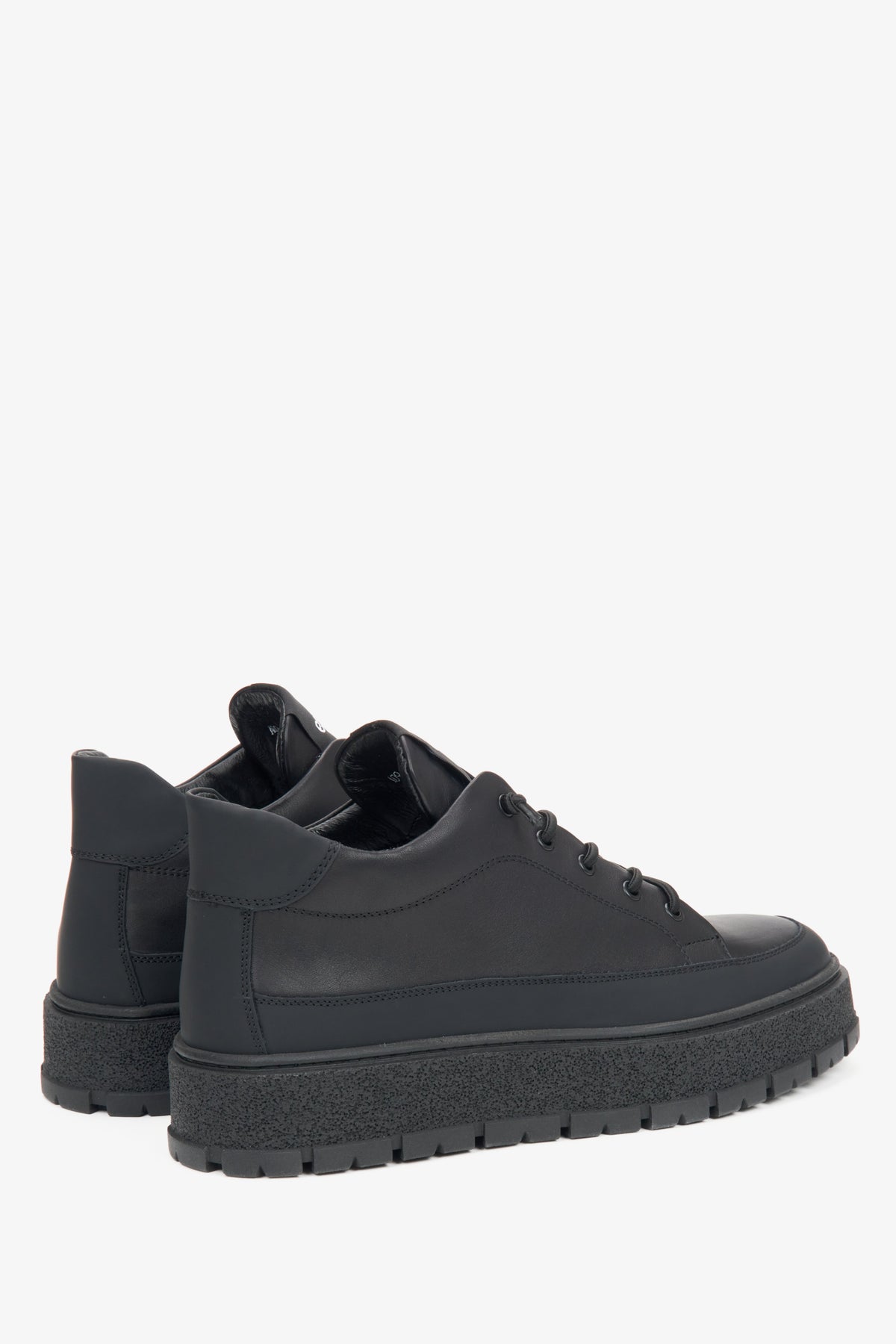 Rückwärtige Schrägansicht des Paares schwarzer Wintersneaker für Herren