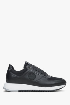 Seitliche Ansicht der schwarzen Herren-Leder-Sneaker mit kontrastierender weißer Sohle