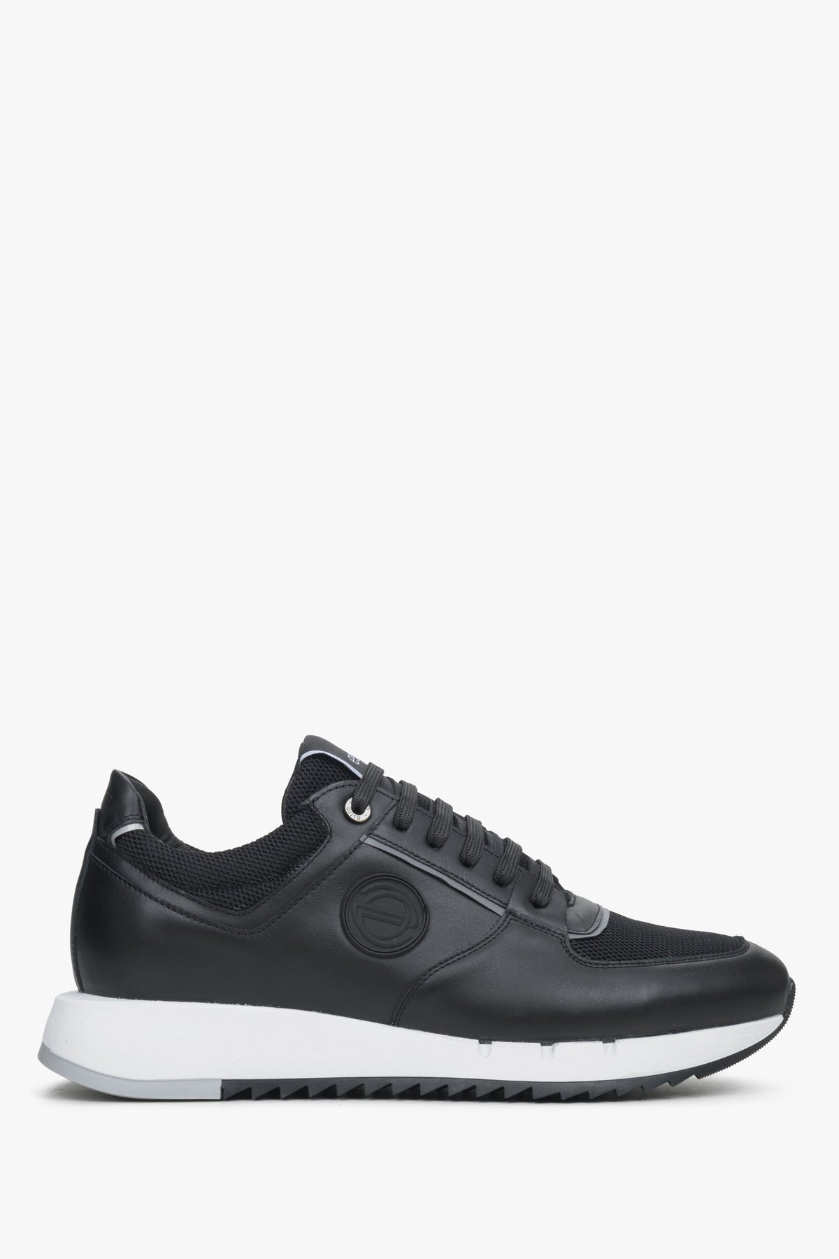Seitliche Ansicht der schwarzen Herren-Leder-Sneaker mit kontrastierender weißer Sohle