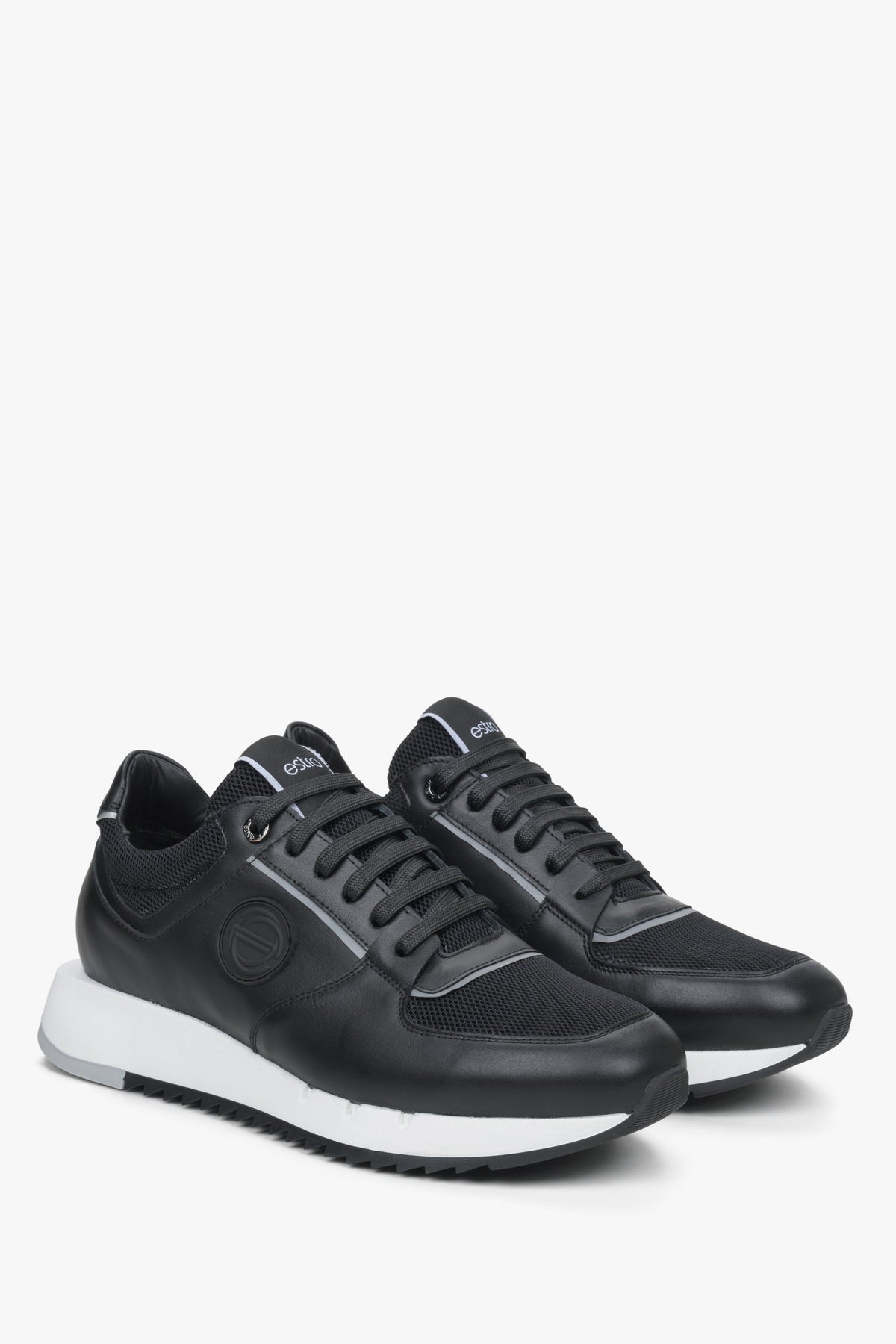 Schräge Frontalansicht der schwarzen Herren-Sneaker im Studio
