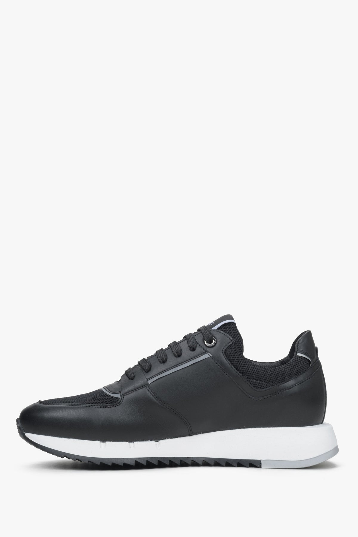 Flaches Seitenprofil der schwarzen Lederschuhe mit flexibler Sohle