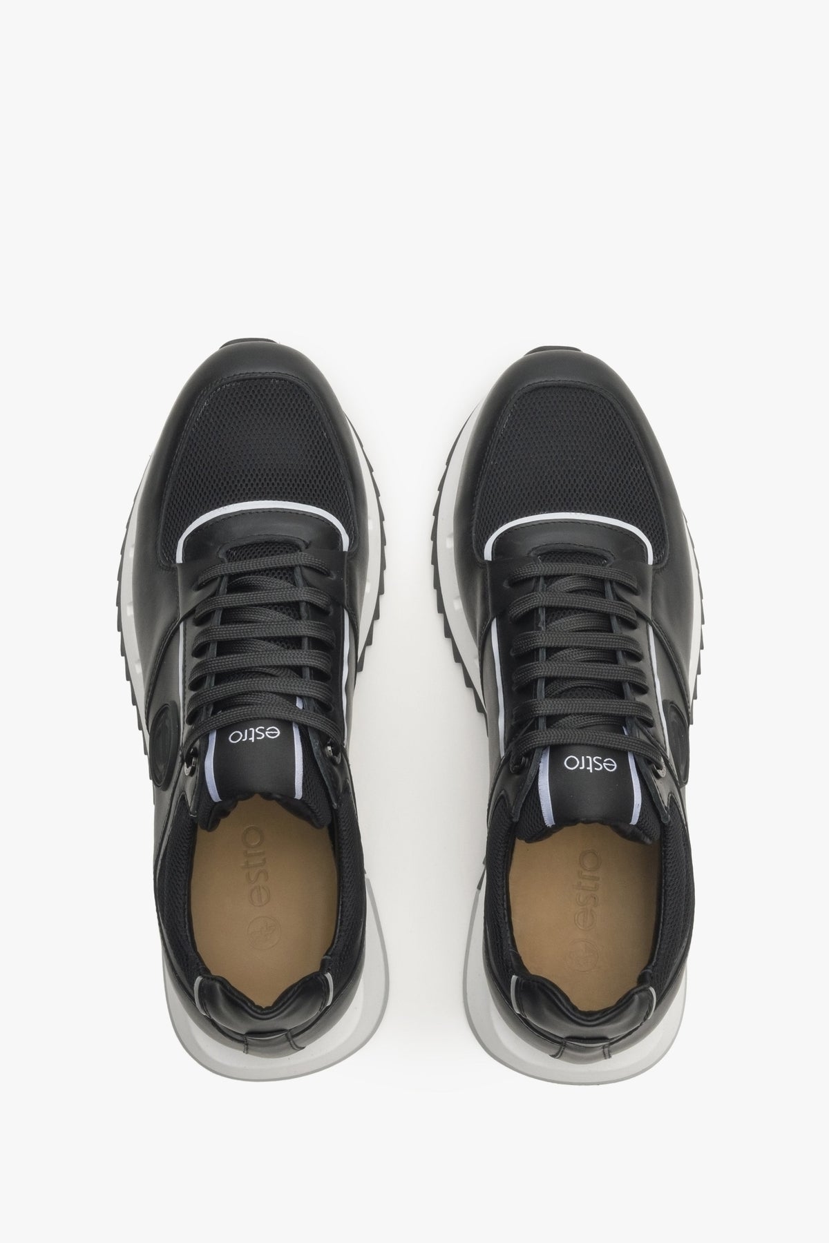 Draufsicht auf das Paar schwarzer Herren-Sneaker mit klassischer Schnürung