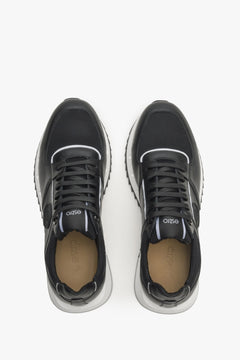 Draufsicht auf das Paar schwarzer Herren-Sneaker mit klassischer Schnürung