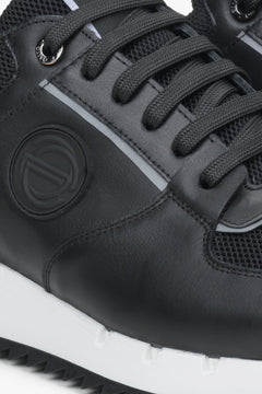 Nahaufnahme des Markenlogos auf dem seitlichen Bereich des Sneakers
