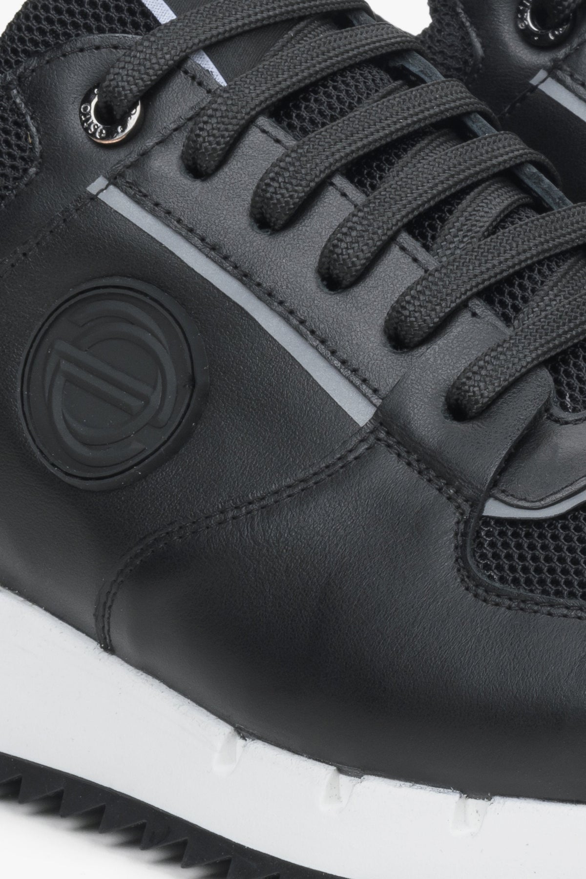 Nahaufnahme des Markenlogos auf dem seitlichen Bereich des Sneakers