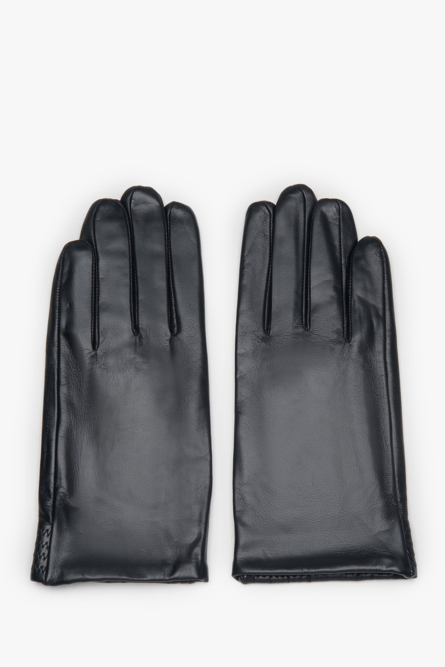 Innenhandansicht der schwarzen Herrenhandschuhe aus glattem, feinem Echtleder