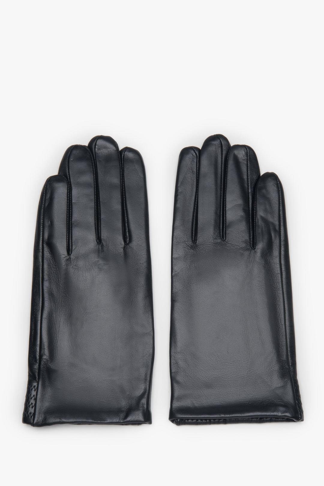 Innenhandansicht der schwarzen Herrenhandschuhe aus glattem, feinem Echtleder