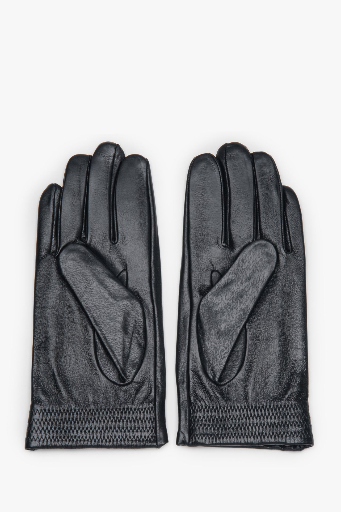 Draufsicht auf den Handrücken der schwarzen Lederhandschuhe mit dekorativen Ziernähten
