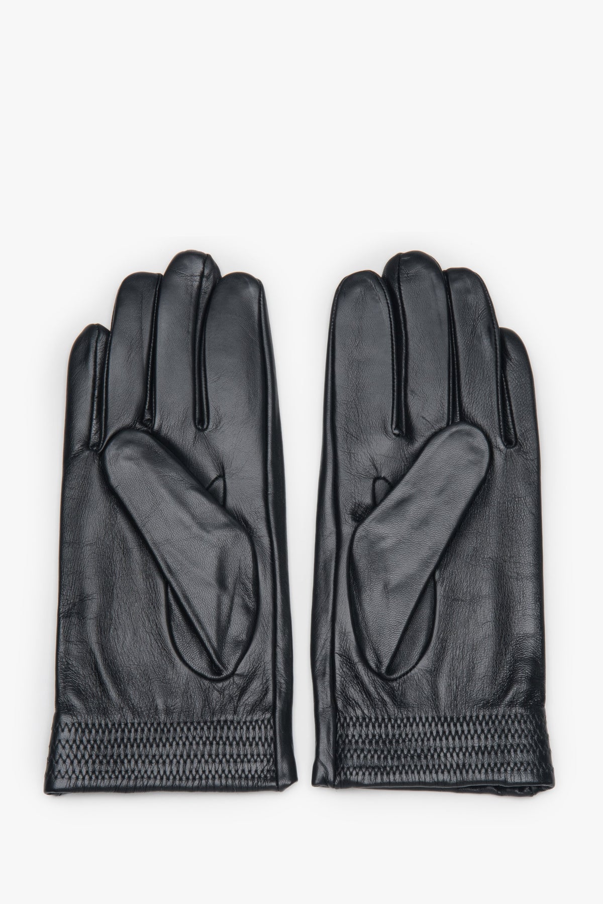 Draufsicht auf den Handrücken der schwarzen Lederhandschuhe mit dekorativen Ziernähten