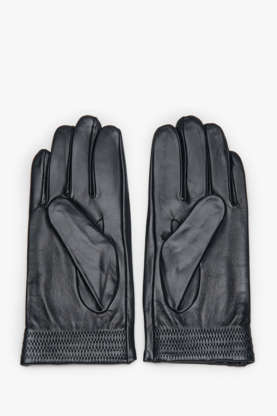Draufsicht auf den Handrücken der schwarzen Lederhandschuhe mit dekorativen Ziernähten