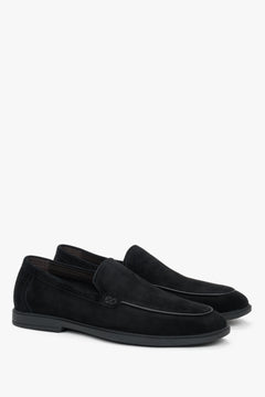 Schräge Seitenansicht der eleganten schwarzen Schlupfschuhe für Herren mit erhabenen Nähten.