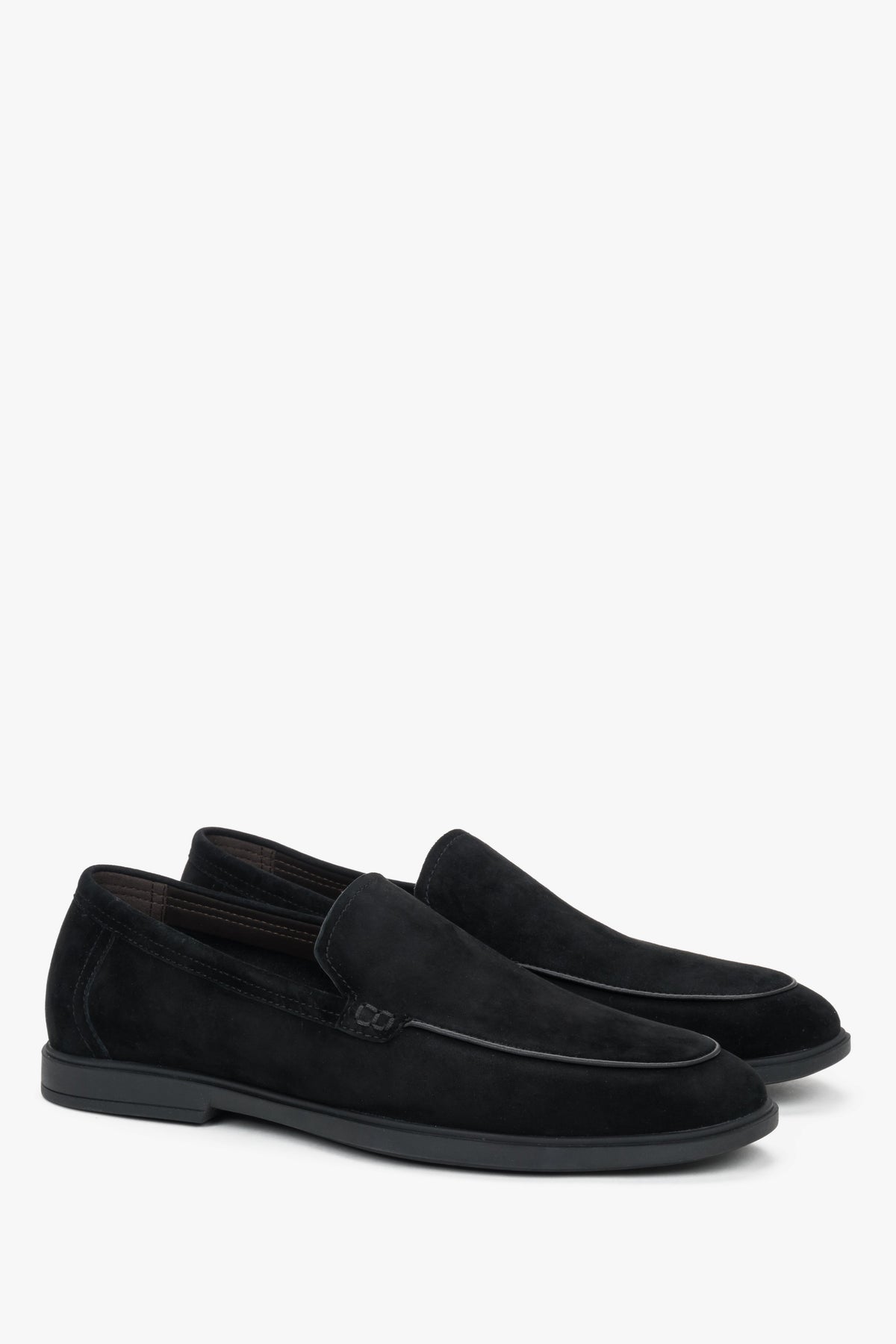 Schräge Seitenansicht der eleganten schwarzen Schlupfschuhe für Herren mit erhabenen Nähten.
