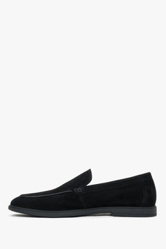 Linkes Seitenprofil der schwarzen Velours-Loafer von Estro.