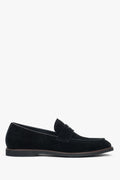 Flache Seitenansicht der schwarzen Herren-Loafer aus weichem Veloursleder.