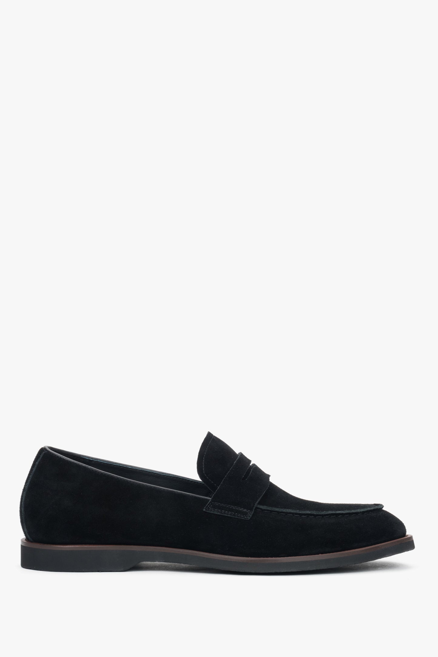 Flache Seitenansicht der schwarzen Herren-Loafer aus weichem Veloursleder.