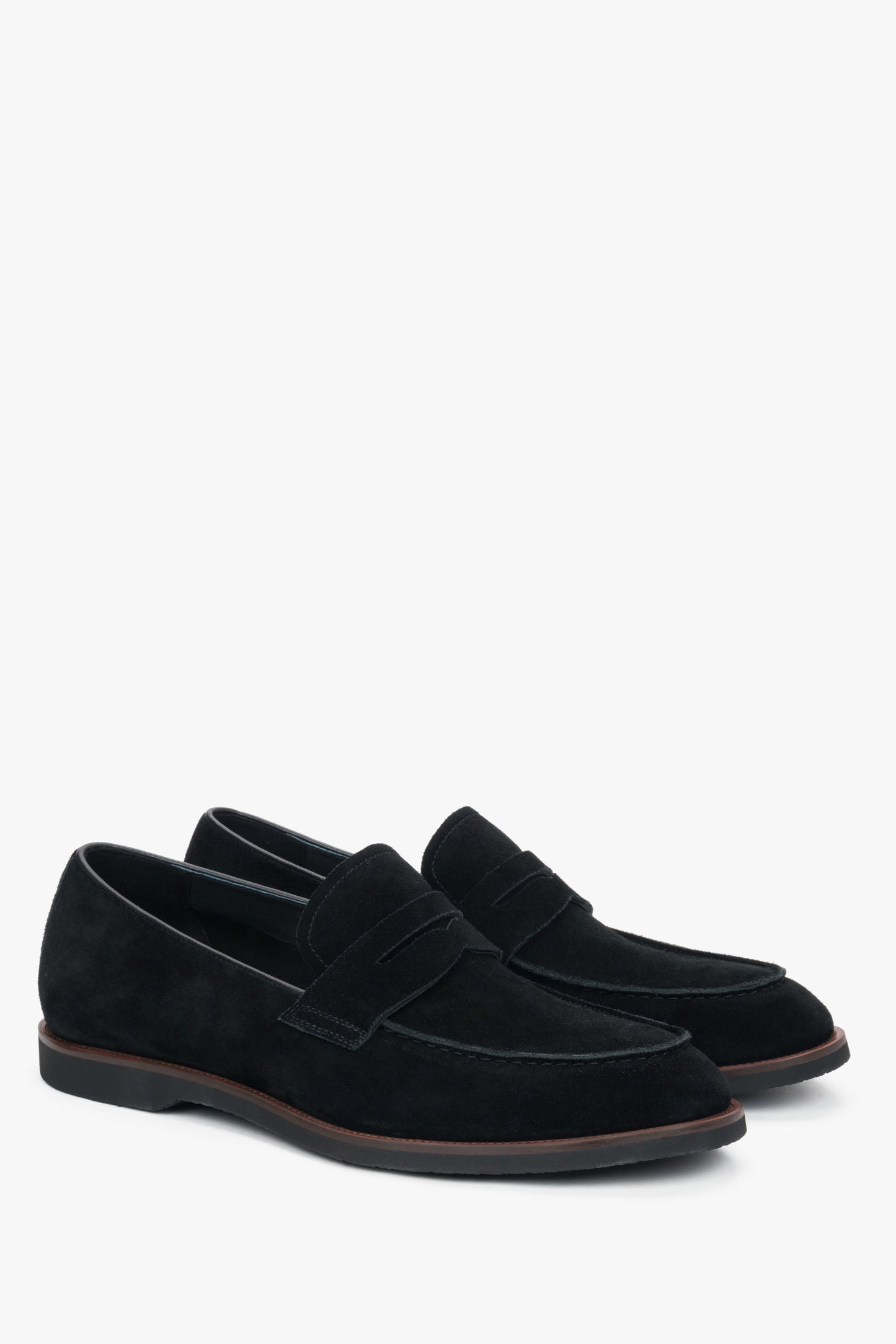 Schräge Ansicht der eleganten schwarzen Loafer für Herren.