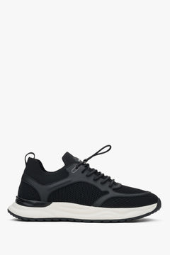 Flache Seitenansicht der schwarzen Herren-Sneaker aus Textil und atmungsaktivem Mesh.