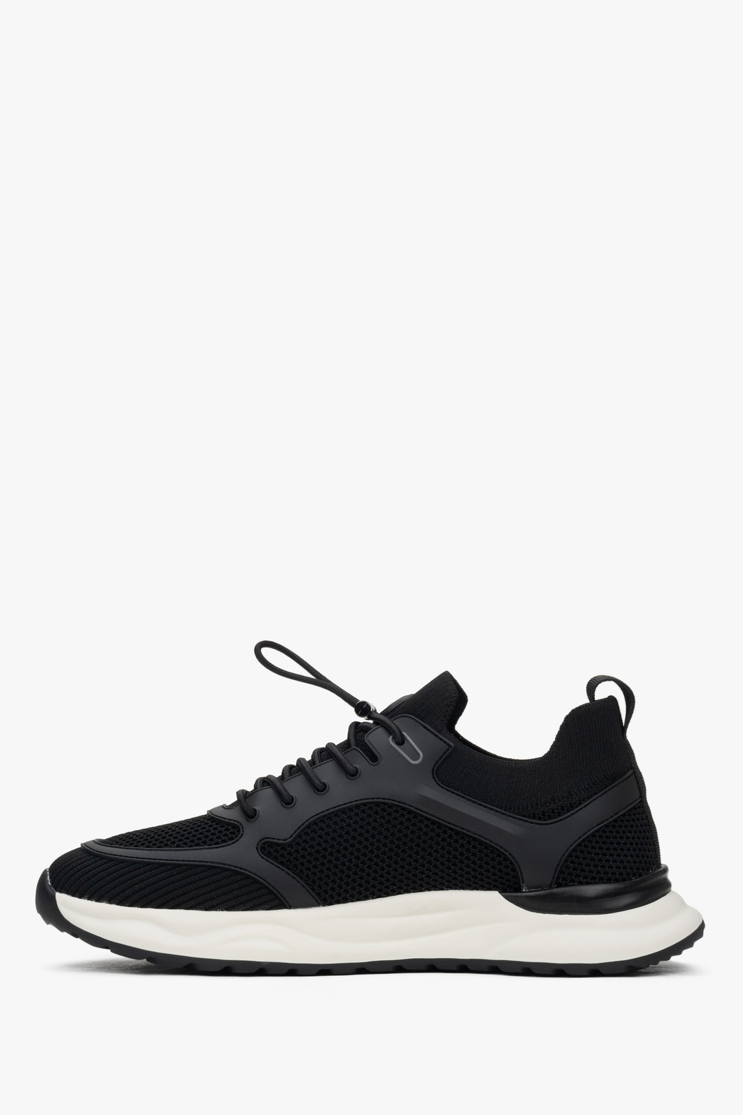 Flache Seitenansicht der anderen Seite des bequemen Sneakers mit flexibler Kontrastsohle.