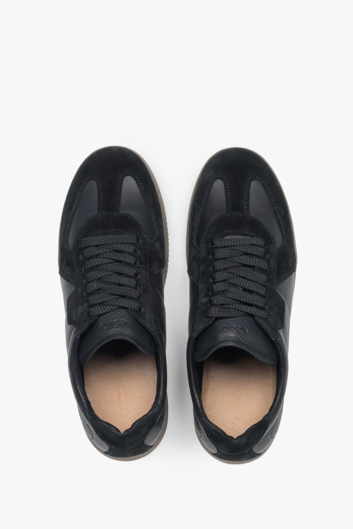 Symmetrische Draufsicht auf das Paar schwarzer Herren-Sneaker
