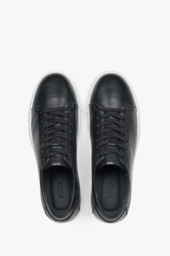 Draufsicht auf die klassischen schwarzen Sneaker für Herren von Estro.