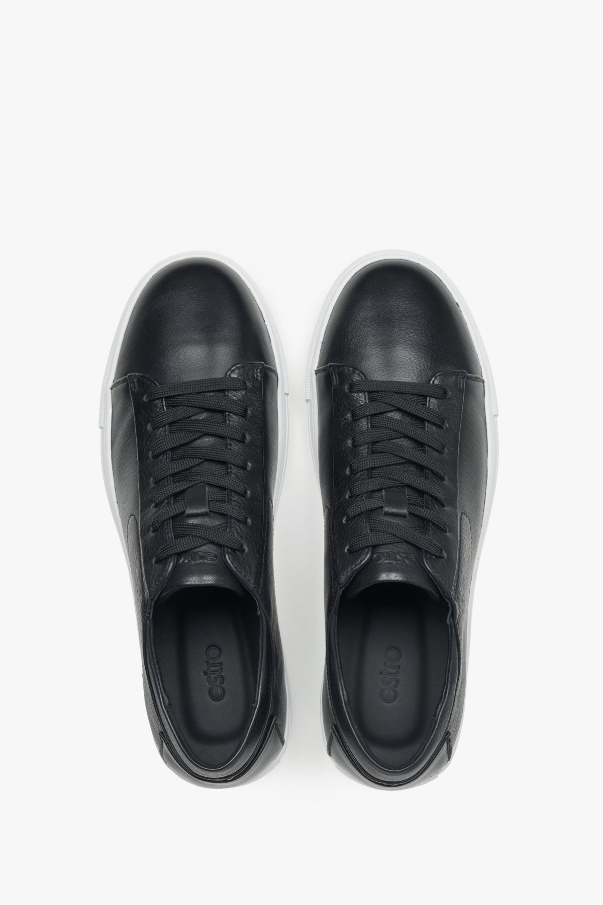 Draufsicht auf die klassischen schwarzen Sneaker für Herren von Estro.